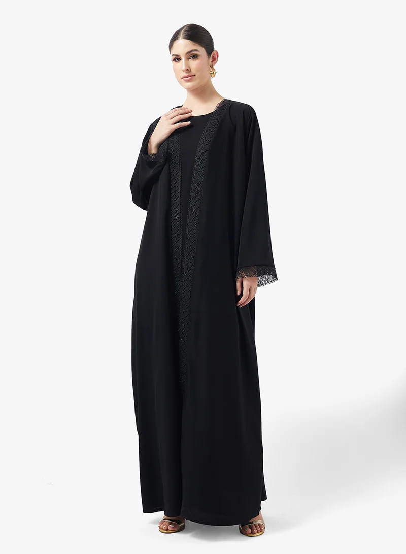 هيا كلوزيت عباية مفتوحة بتفاصيل دانتيل زهري